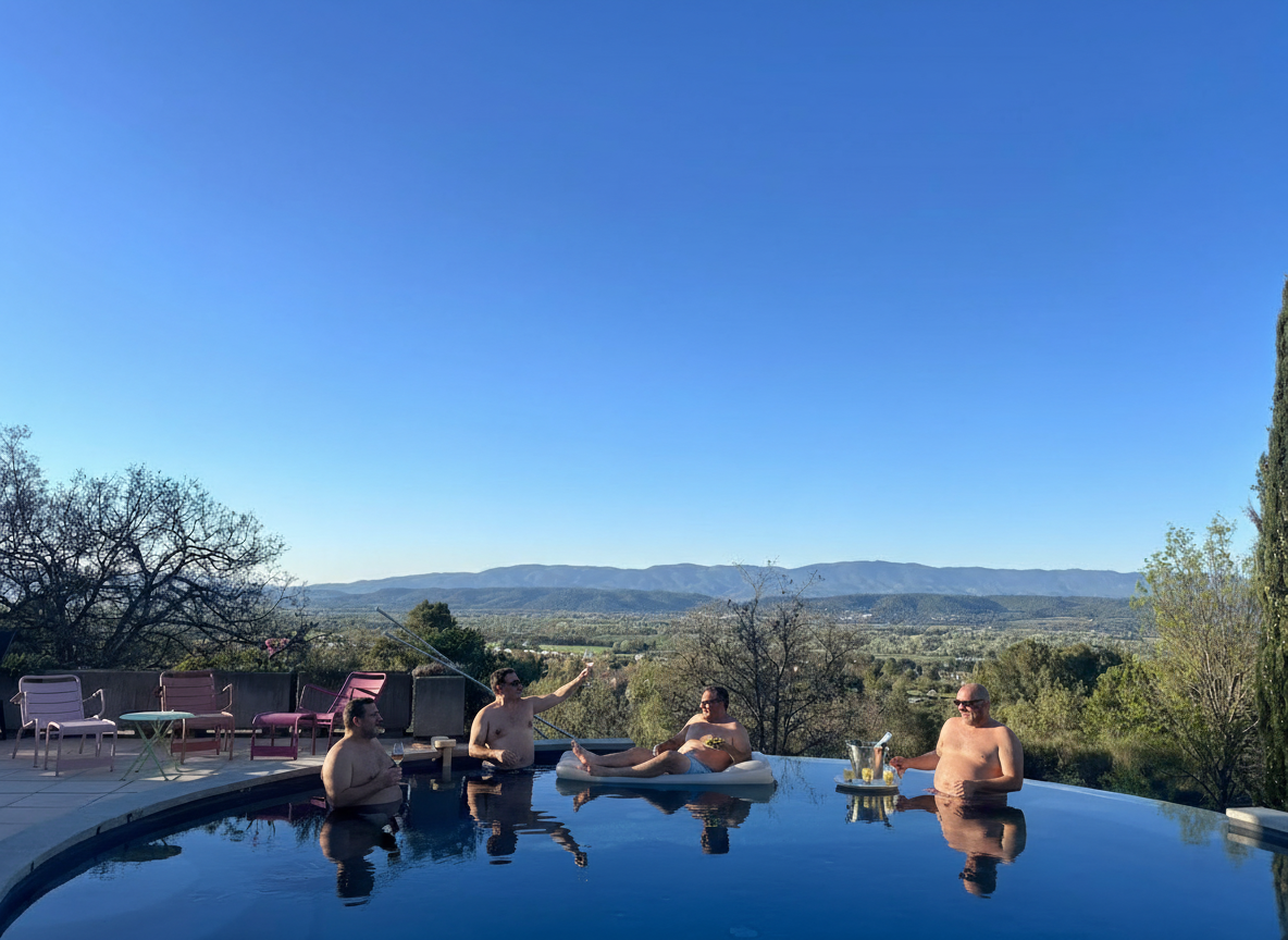 Les Grolars dans la piscine vue Lubéron